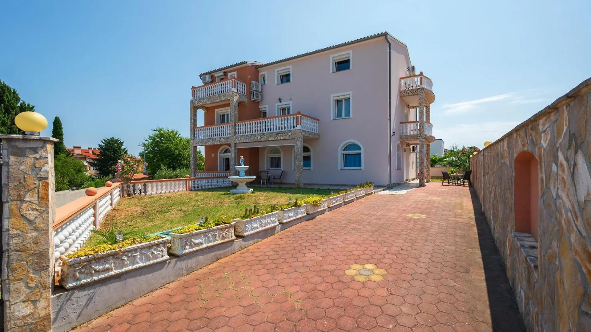 Gorgeous Apartment In Pula With House Sea View