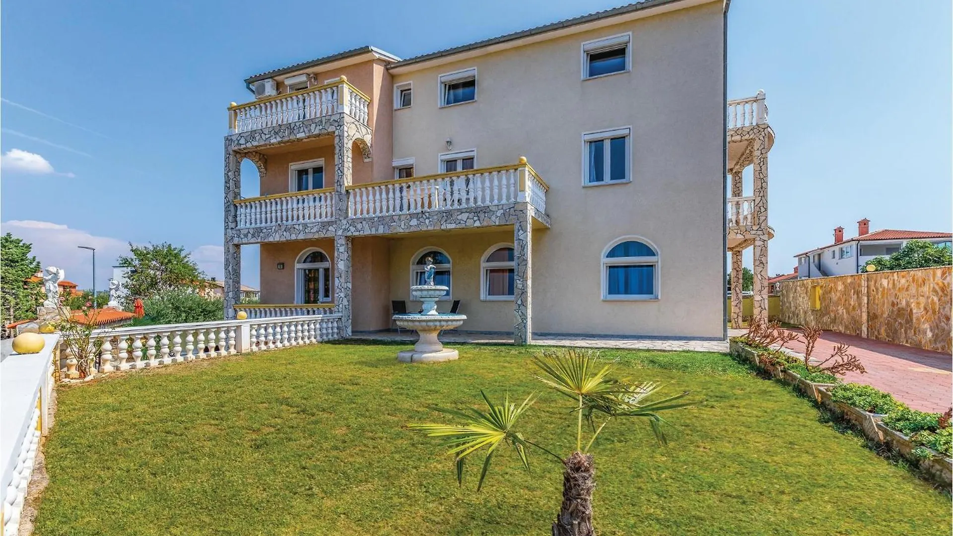 Gorgeous Apartment In Pula With House Sea View