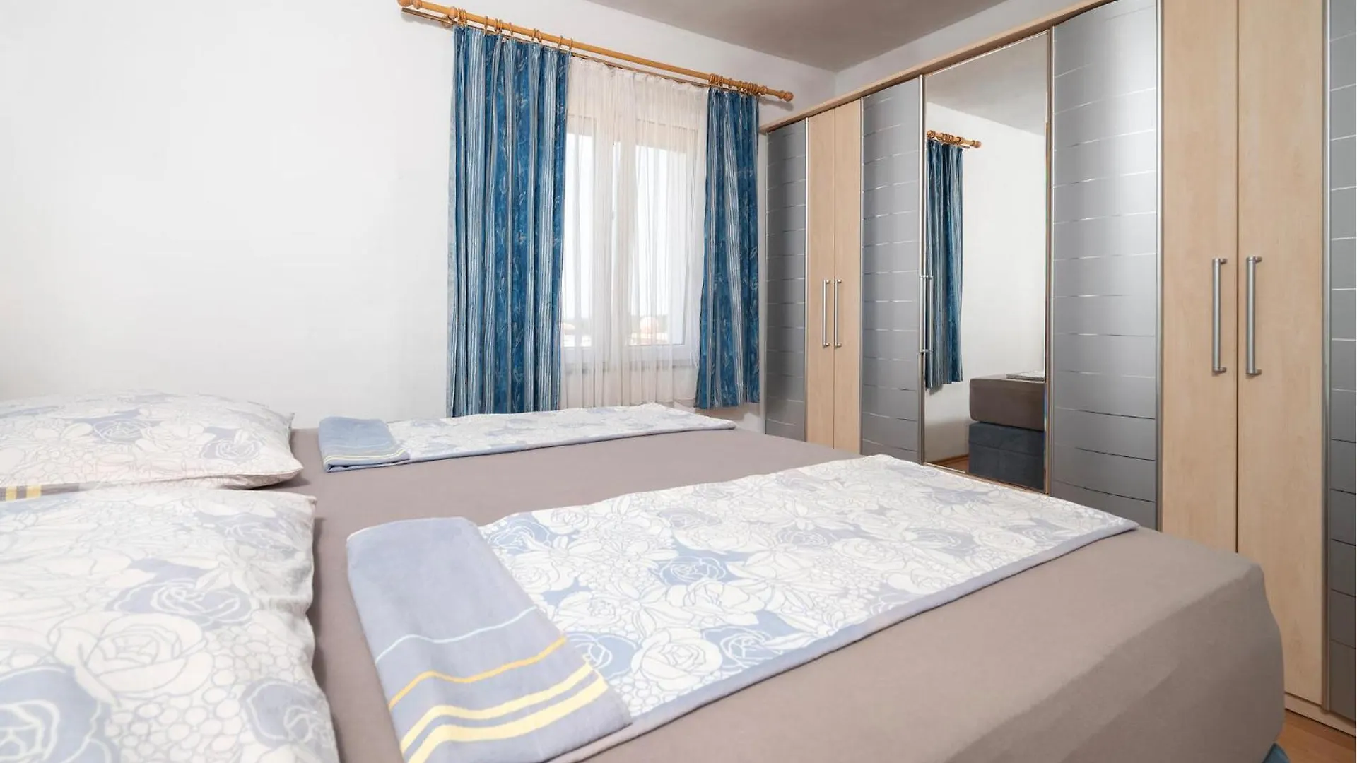 Semesterbostad Gorgeous Apartment In Pula With House Sea View